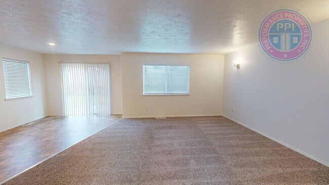 Building Photo - Two Level Cascadia Village Home with  Large Fenced Backyard ! Pet Welcome