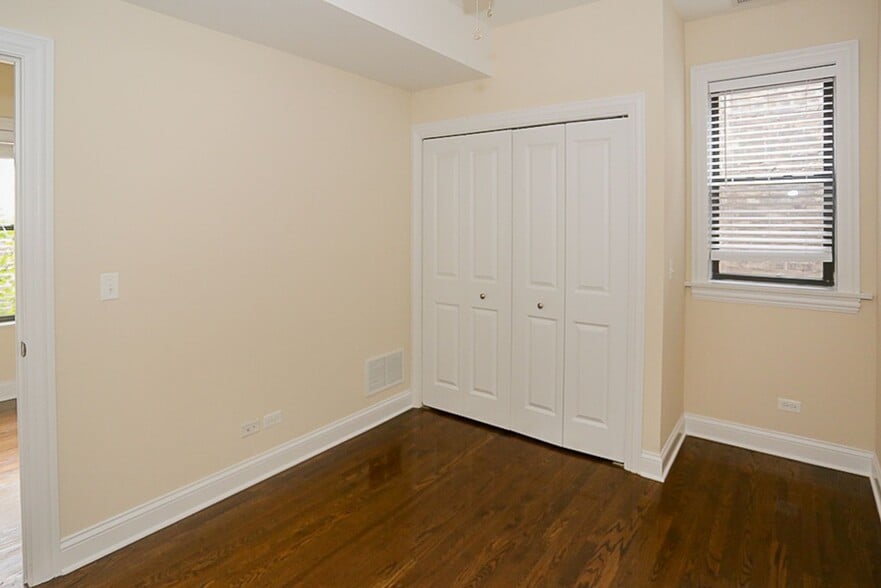 Building Photo - 3707 N Wilton Ave