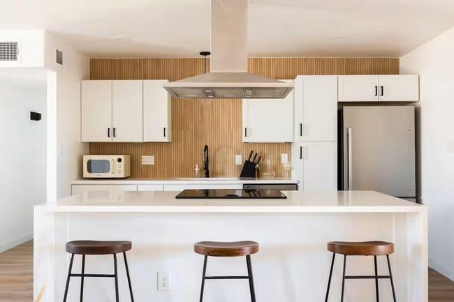 Building Photo - 8447 E Vernon Ave