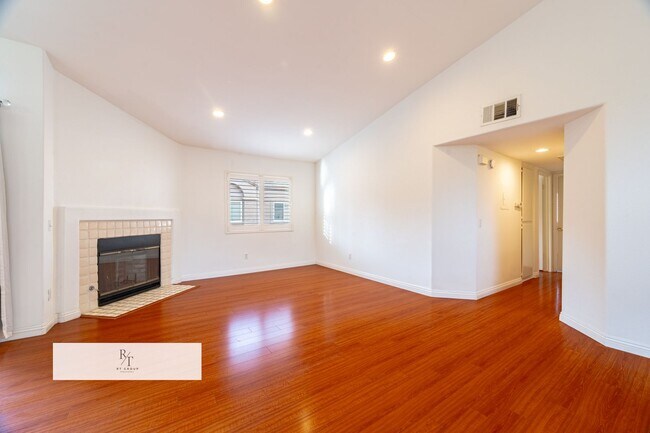 Building Photo - Bright Townhome in Sunset Community with Garage | Chino Valley USD