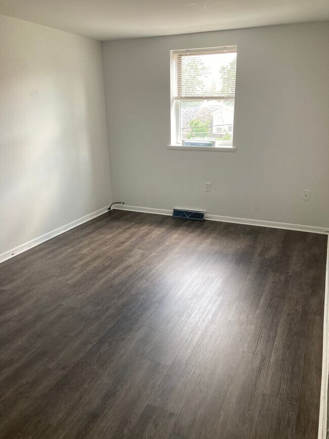 Building Photo - 502 Suismon St