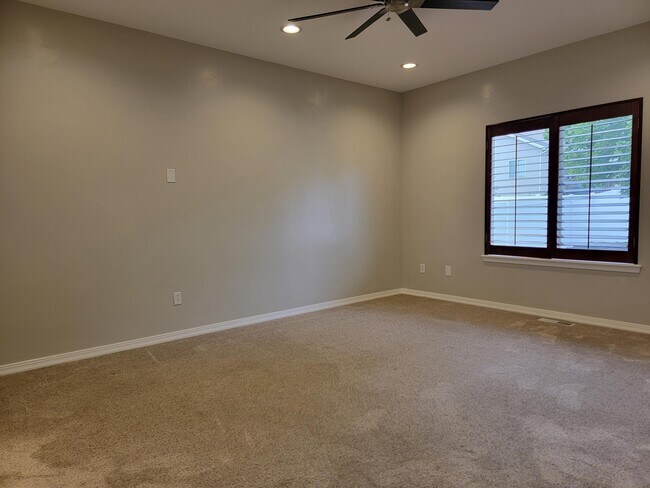 Building Photo - 8256 Imperial Oak Dr