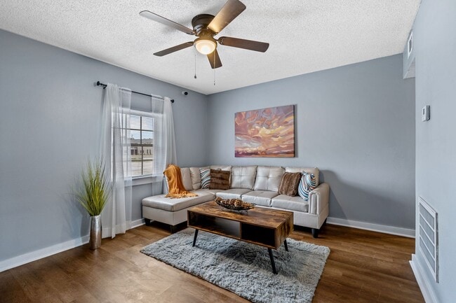 Building Photo - Silver Lake