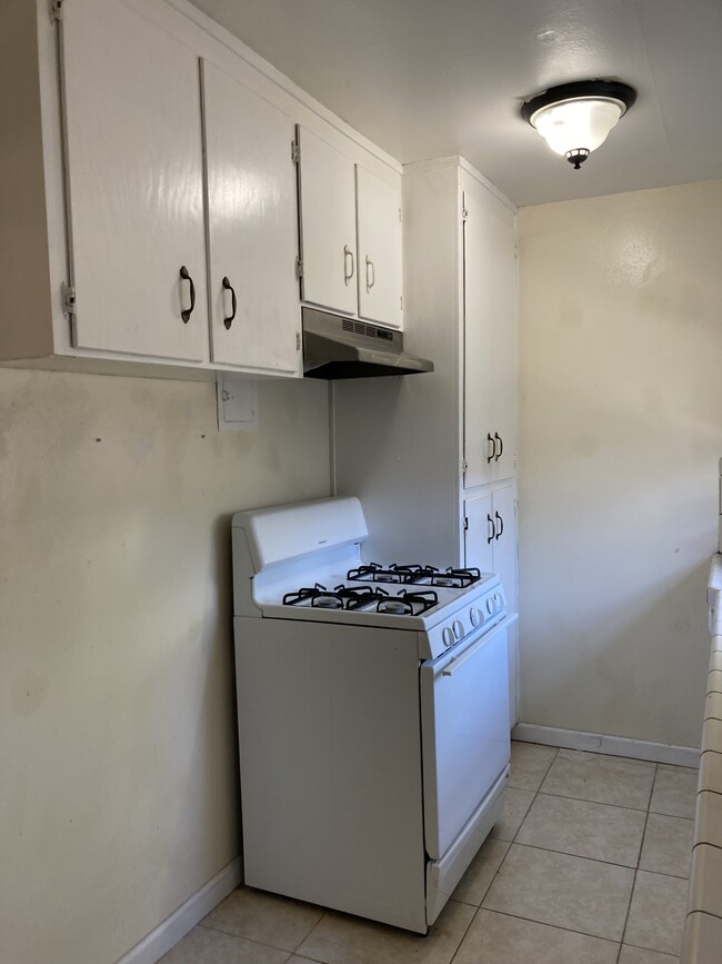 Bright kitchen with gas range - 1066 Sherwood Ave