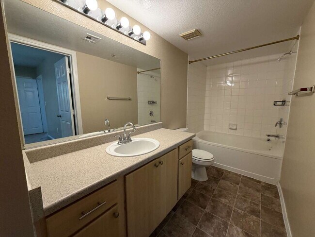 Building Photo - 2 Bed 2 Bath Condo - 3rd Floor - Check out the Views!