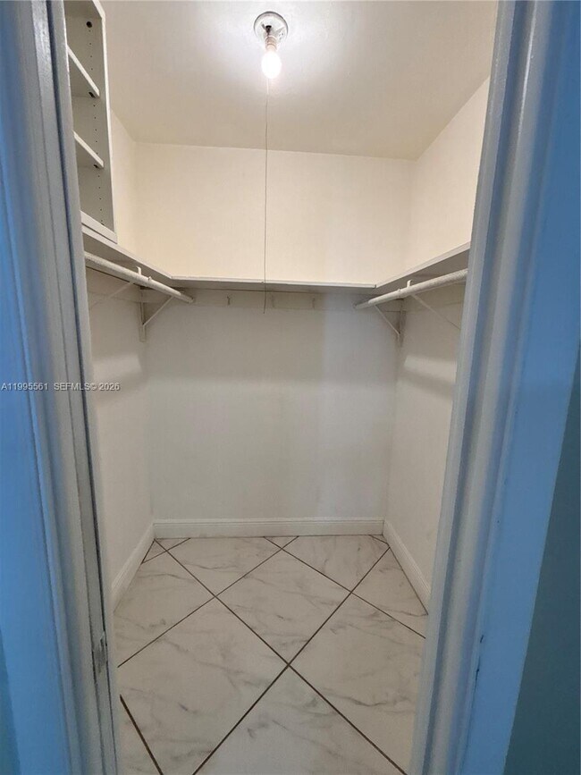 Building Photo - 839 S Highland Dr