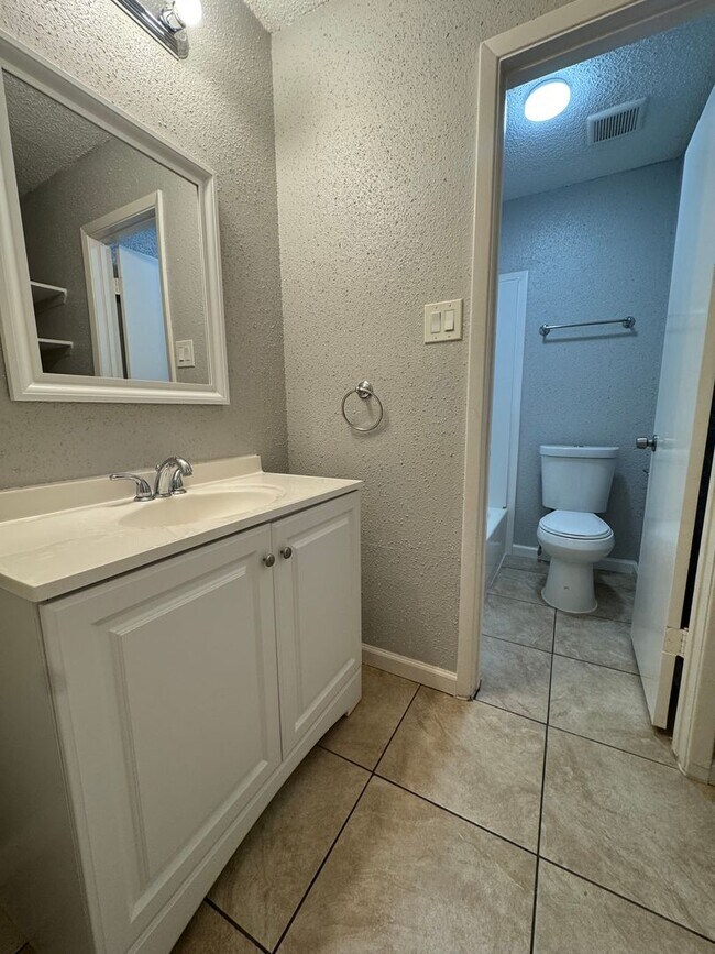 Building Photo - 11217 Pender Ln