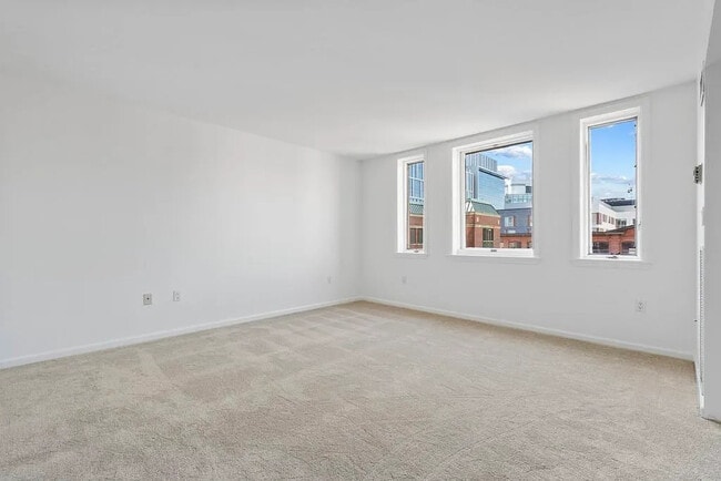 Building Photo - 10 Rogers St