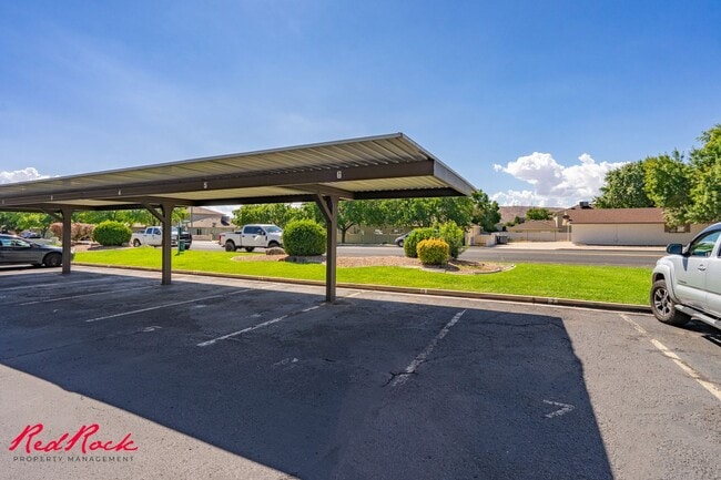 Building Photo - Pet Friendly! 3 Bedroom Single-Level Condo in St. George!