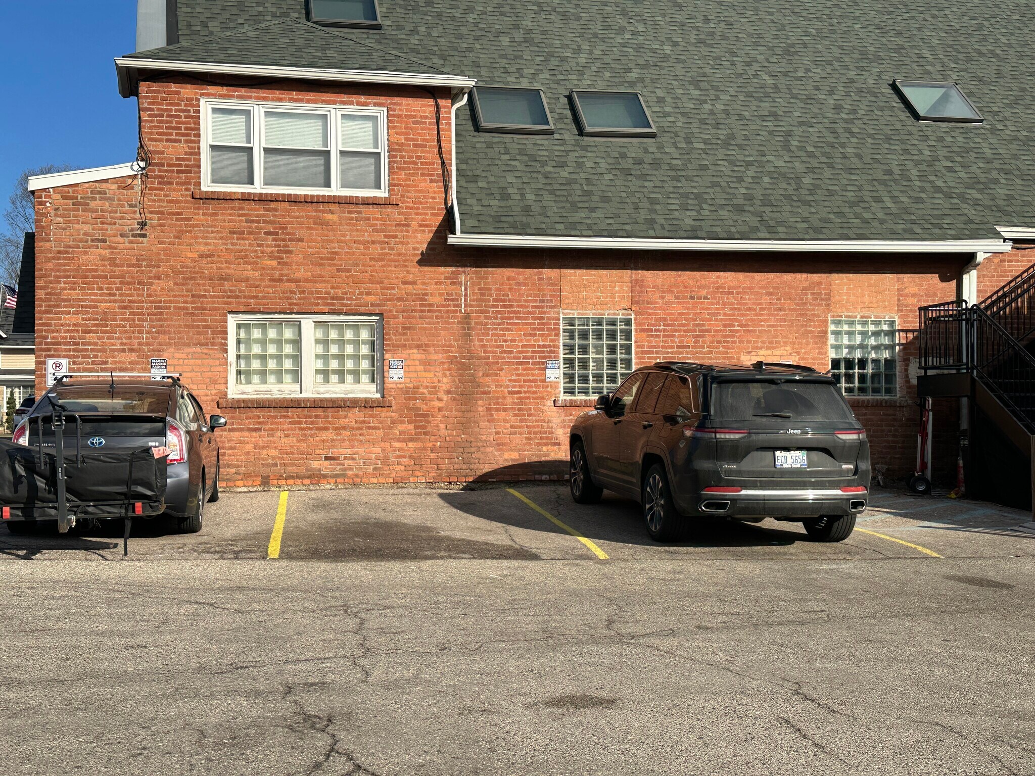 Building Photo - 137 N Center St