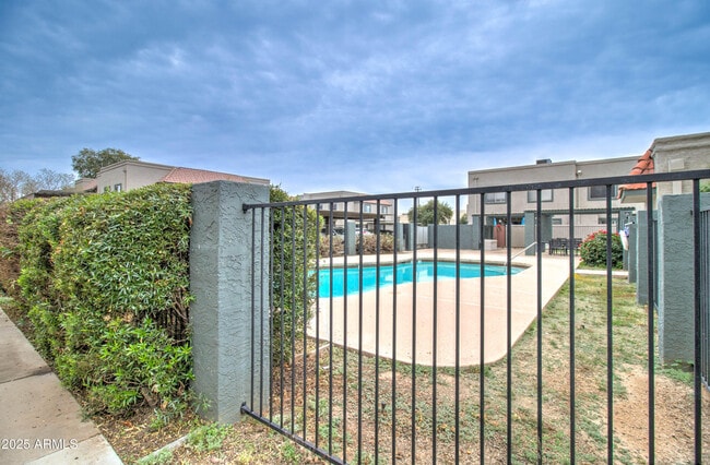 Building Photo - 2311 E Hartford Ave