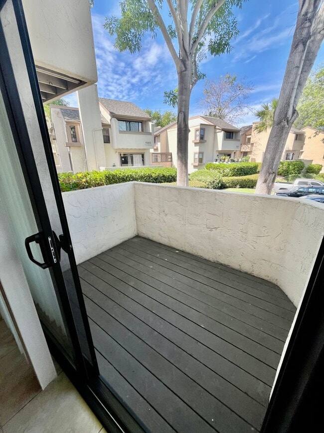 Building Photo - Beautiful 2bd/2bath townhome in La Jolla Community. Large patio.  Laundry and garage