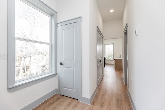 Building Photo - 704 S 1st St