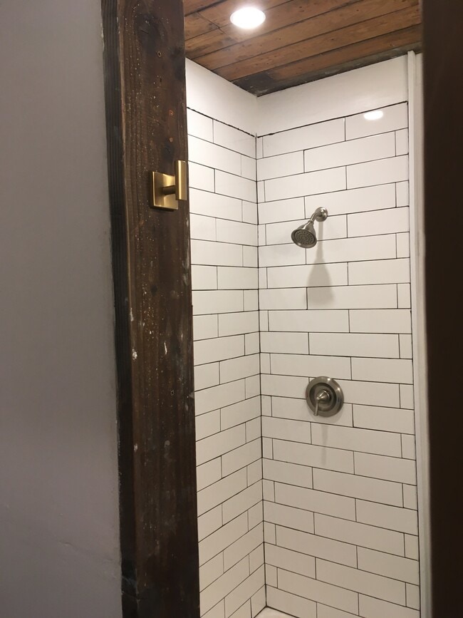 Building Photo - 1303 E 3rd St