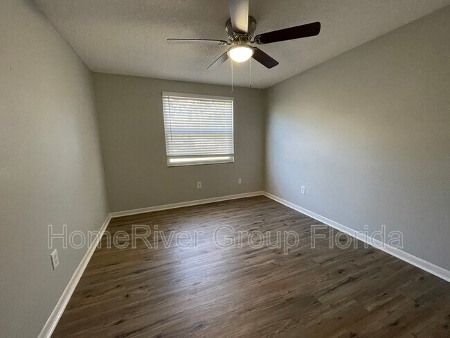 Building Photo - 1200 Lake Valrico Ln