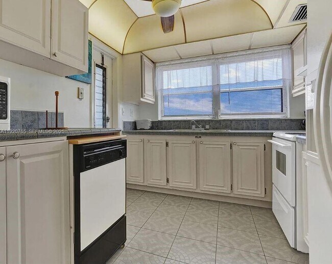 Building Photo - 4047 NW 16th St