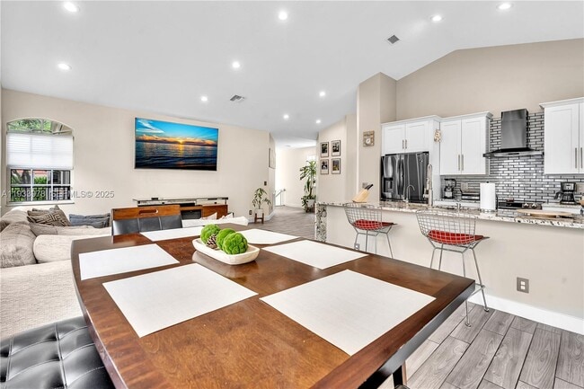 Building Photo - 8520 Vía Romana