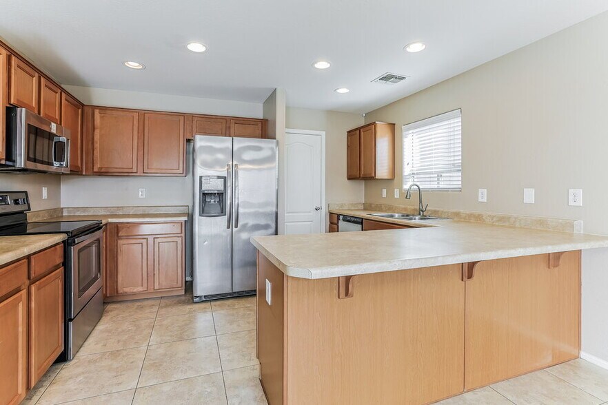 Building Photo - 1435 E Pryor Rd