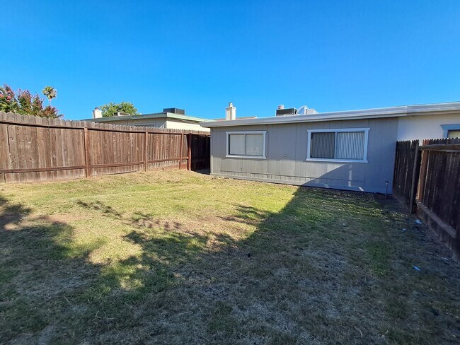 Building Photo - Roseville 2 Bedroom Duplex, New Carpet, Central Heat and Air, Large Fenced Yard