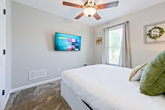 Building Photo - 13 Windfield Dr