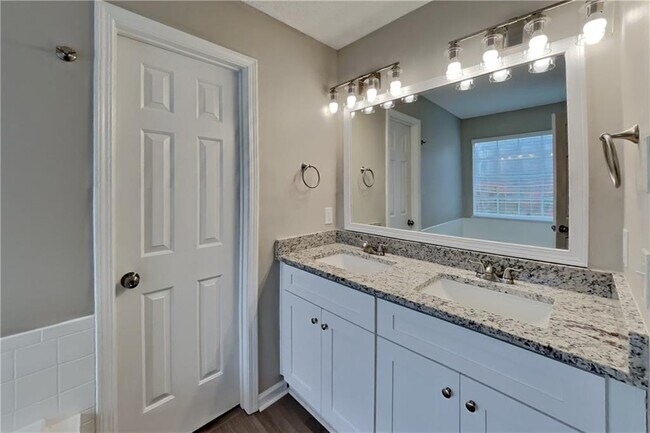 Building Photo - 1209 Lainster Dr SE