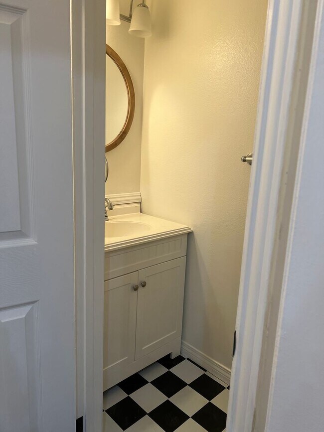 Building Photo - Cabrini 2 bedroom townhome