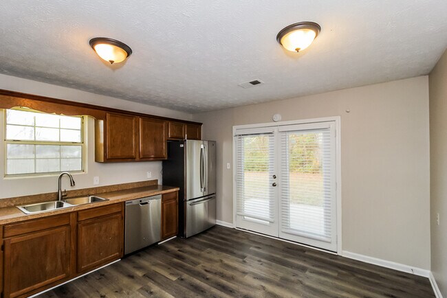 Building Photo - Bright Living with Vaulted Ceilings
