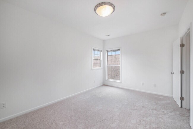 Building Photo - 2925 N Knightsbridge Cir