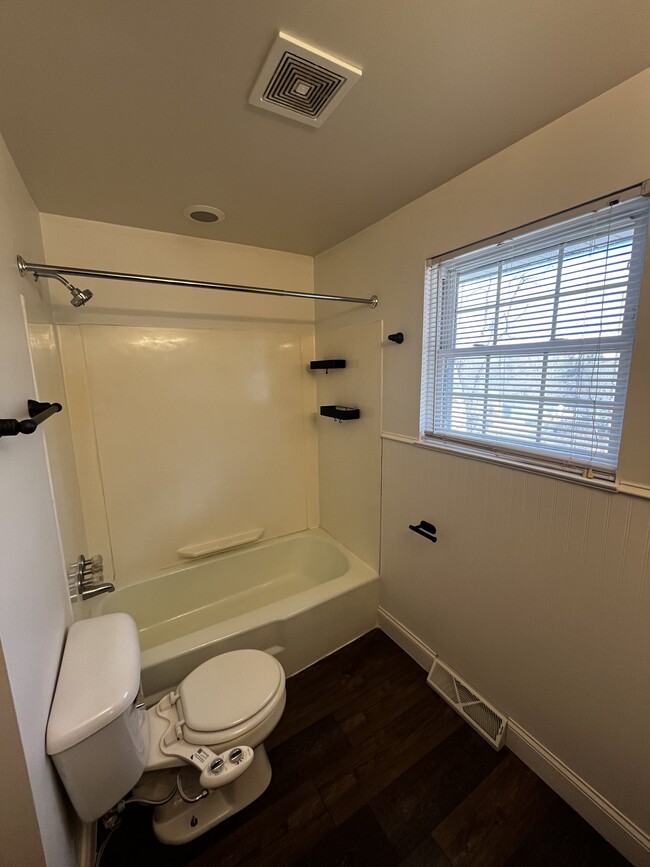 Full Bathroom - 4305 S Main St