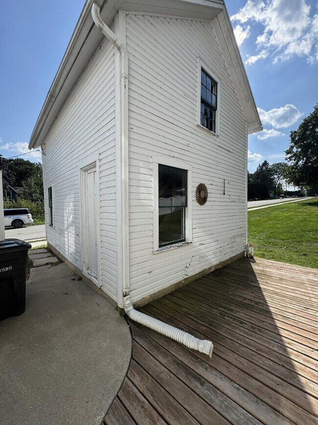 Building Photo - 605 W Madison St