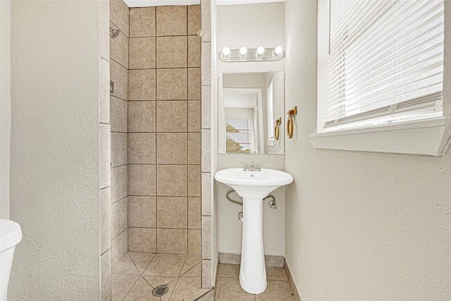 Building Photo - 3718 Simsbrook Dr