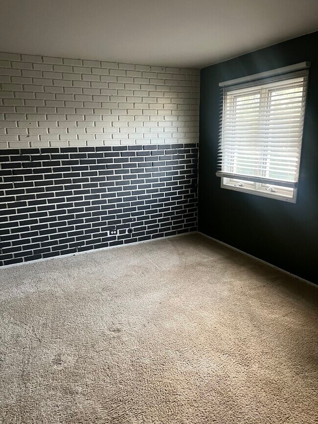 Building Photo - 1085 Cove Dr