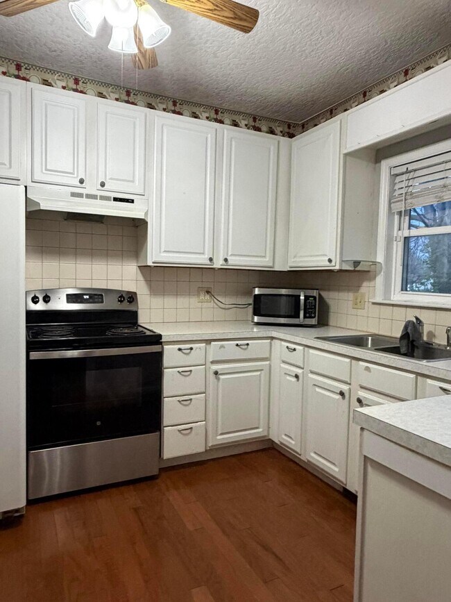 Building Photo - 346 Main St