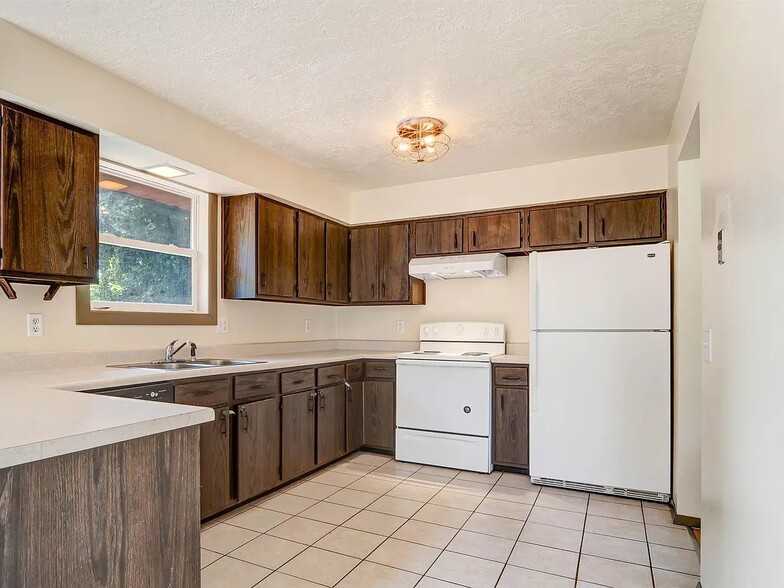 Building Photo - 5131 Lakewind Dr