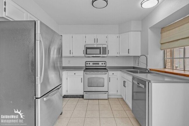 Building Photo - Bright 2Bdm 2.5Ba Townhome at Villa de Paz!
