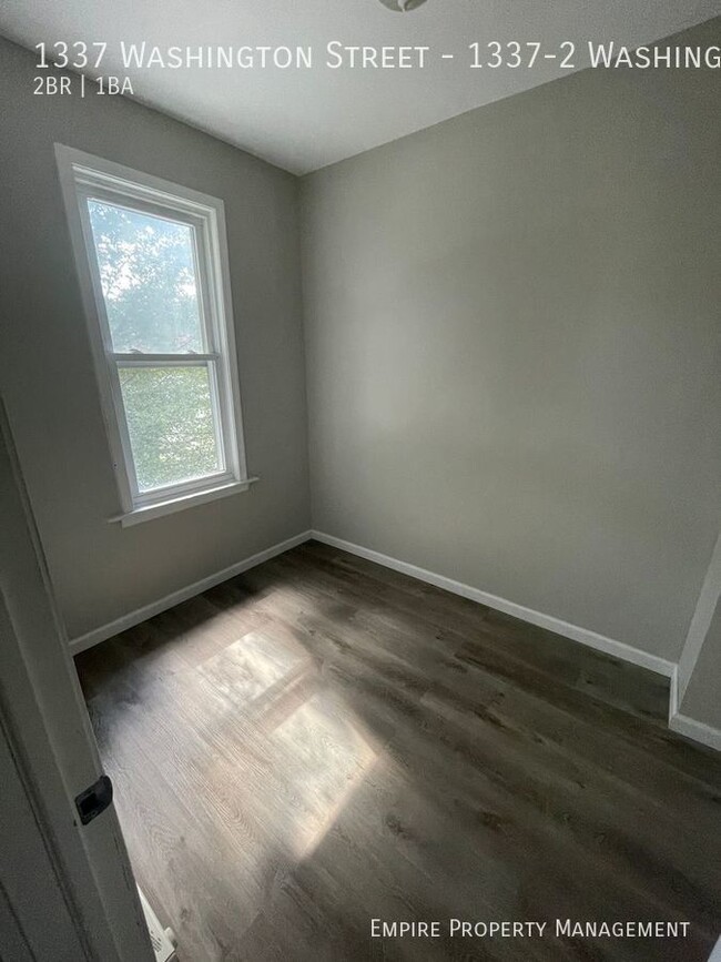 Building Photo - 2nd floor: 2 Bedroom / 1 Bathroom in Easton !