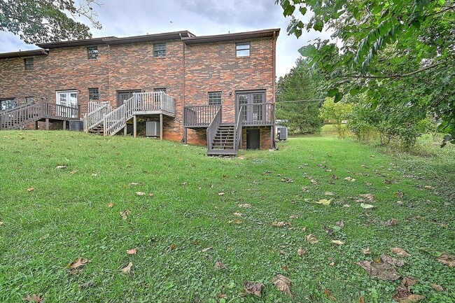 Building Photo - Newly Renovated 2 Bedroom 1.5 Bath Condo l...