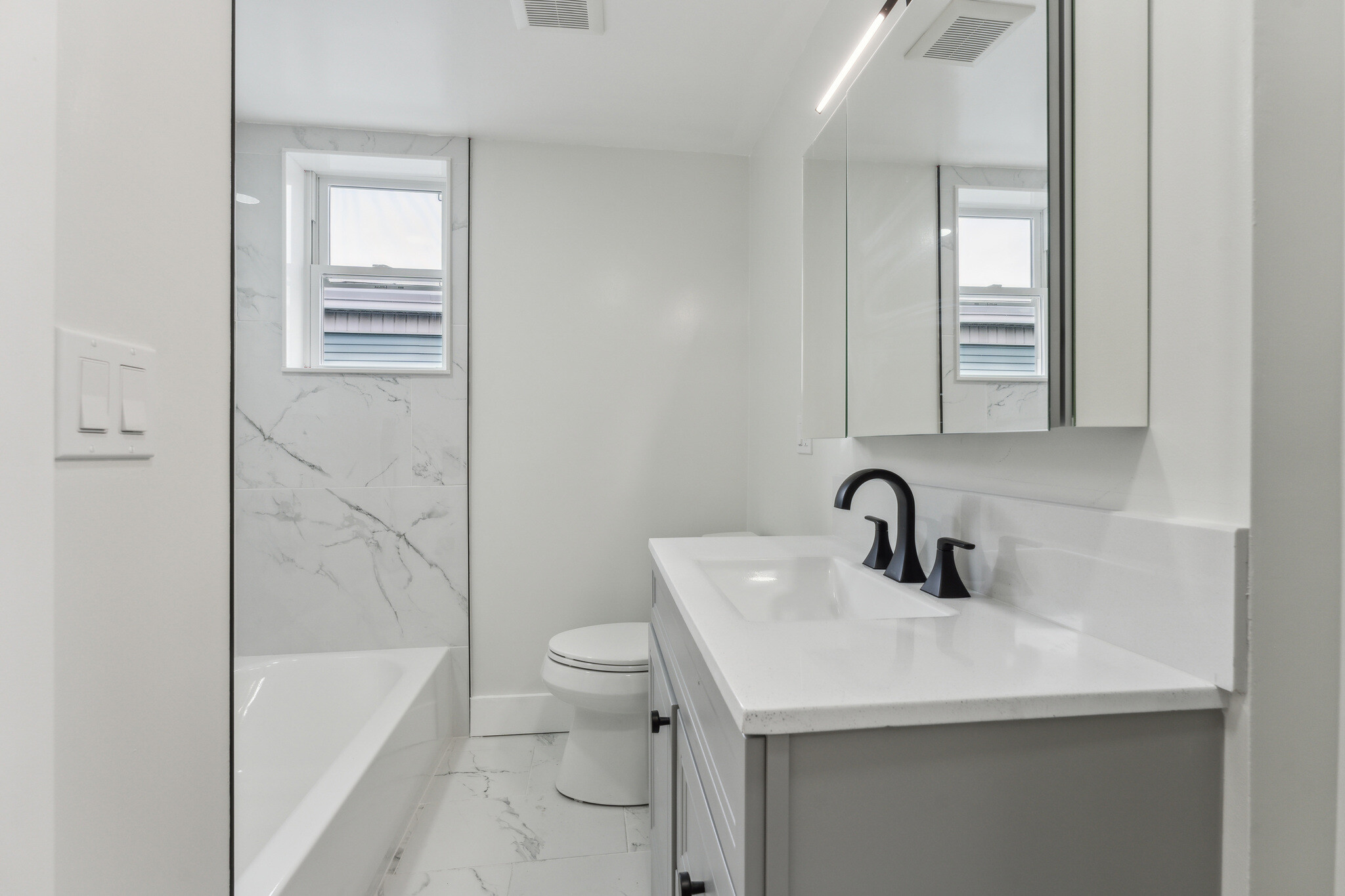 Bathroom with a tub - 47 Brackett St