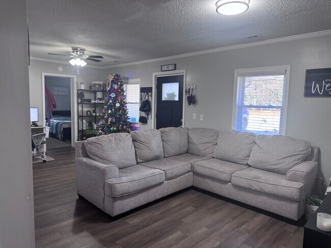 Building Photo - 102 Gracie St