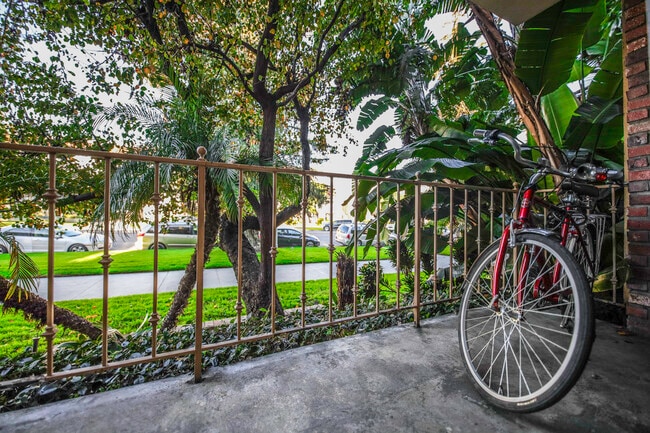 Building Photo - 256 S La Fayette Park Pl