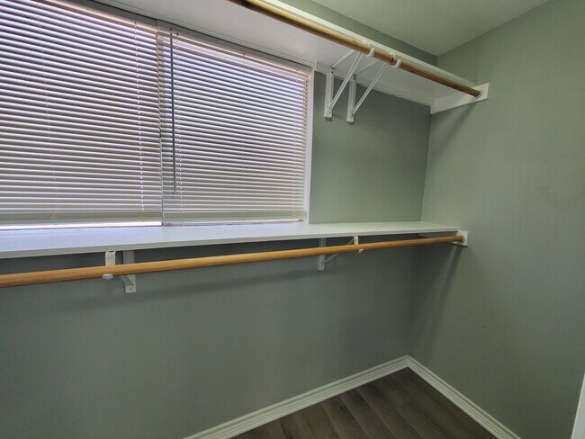 Building Photo - Charming 4 bedroom, 2 bath home AVAILABLE ...