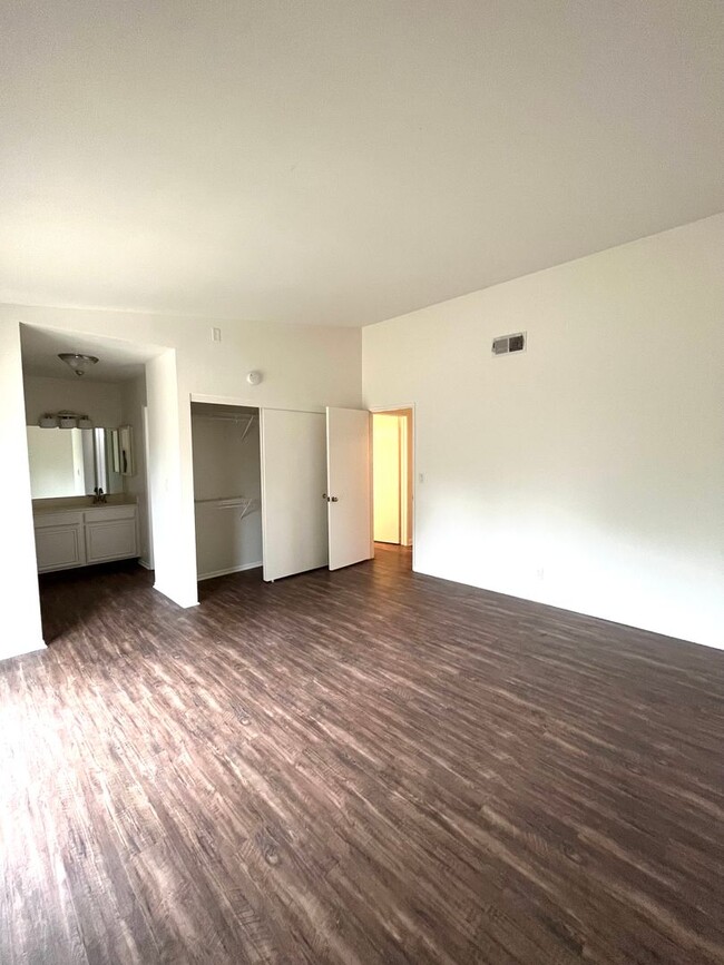 Building Photo - LOOK NO FURTHER! SPACIOUS 3 BED 2 BATH HOM...