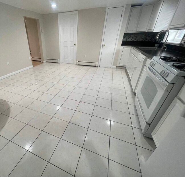 Building Photo - 171 Charles St