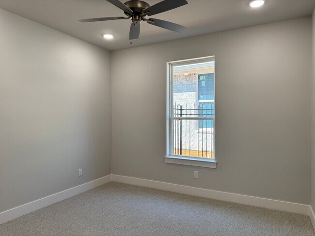 Building Photo - 9256 Villas Ct