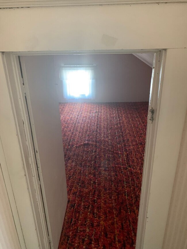 Building Photo - CEDAR FALLS 3BR house w garage, fenced yard, central air