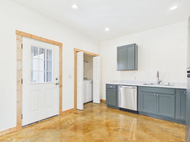Building Photo - 1124 Thiele Ln