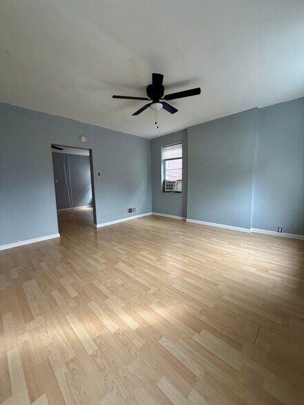 Middle Room - 2736 59th St