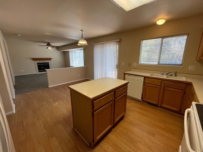 Building Photo - 3 bed/2.5 bath Available now! Milestone RES