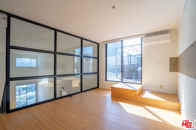 Building Photo - 625 S Berendo St