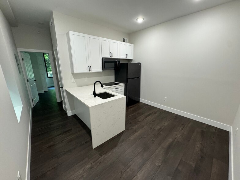 Building Photo - 4606 Woodland Ave